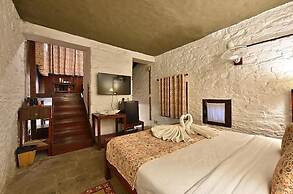 Tiaraa Monolith Lake Resort