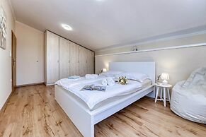 Pool House Edita