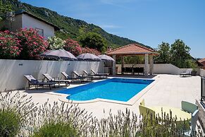 Pool House Edita