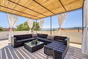Pool House Edita