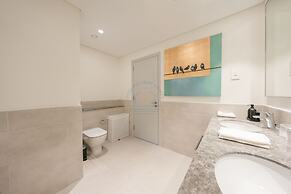 YOGI - Fabulous 2BR Apt Downtown