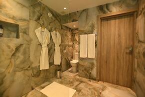 555 HOTEL CLUBBING ADULTS ONLY