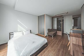 Brown Suites Hotel Sinchon Central