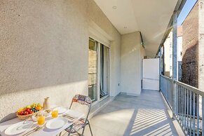 Boutique Downtown Studio with Balcony  1