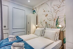 Boutique Downtown Studio with Balcony  1