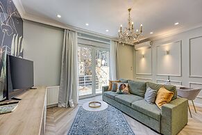 Boutique Downtown Studio with Balcony  1