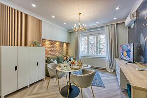 Boutique Downtown Studio with Balcony  1