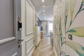 Boutique Downtown Studio with Balcony  1