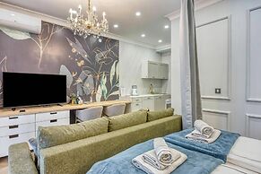 Boutique Downtown Studio with Balcony  1
