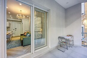 Boutique Downtown Studio with Balcony  1