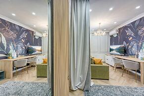 Boutique Downtown Studio with Balcony  1