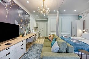 Boutique Downtown Studio with Balcony  1