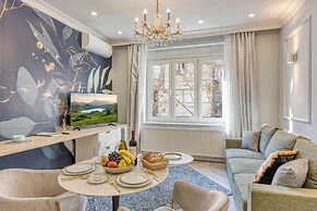 Boutique Downtown Studio with Balcony  1