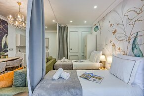 Boutique Downtown Studio with Balcony  1