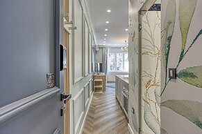 Boutique Downtown Studio with Balcony  1