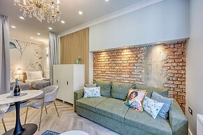 Boutique Downtown Studio with Balcony  1