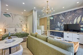 Boutique Downtown Studio with Balcony  1