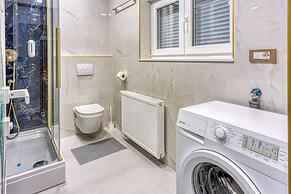 Boutique Downtown Studio with Balcony  1