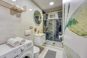 Boutique Downtown Studio with Balcony  1