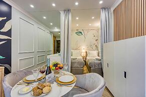 Boutique Downtown Studio with Balcony  1