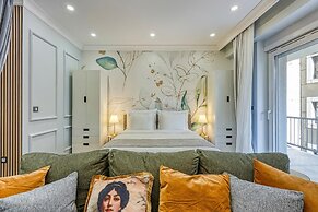 Boutique Downtown Studio with Balcony  1