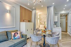 Boutique Downtown Studio with Balcony  1