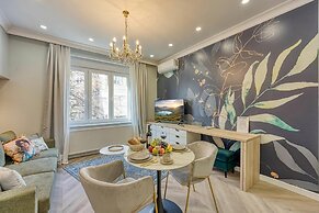 Boutique Downtown Studio with Balcony  1