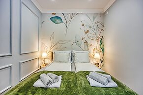 Boutique Downtown Studio with Balcony  1