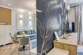 Boutique Downtown Studio with Balcony  1
