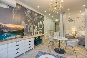 Boutique Downtown Studio with Balcony  1