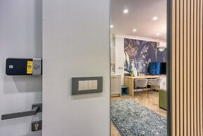 Boutique Downtown Studio with Balcony  1