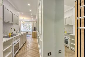 Boutique Downtown Studio with Balcony  1