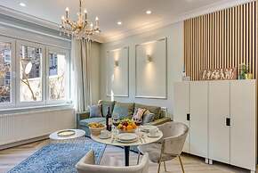 Boutique Downtown Studio with Balcony  1