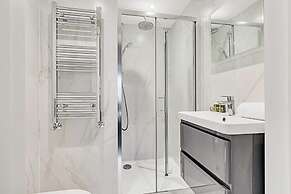 Sunny 2-bed Gem in Chiswick