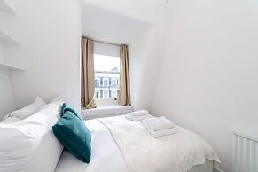 Bright and Spacious Earls Court Gem