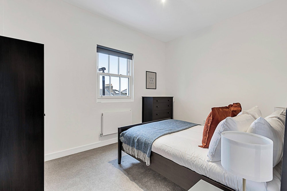Sunny 2-bed Flat in Chiswick
