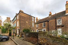 Character Cottage In Historic Hampstead