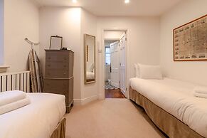 Character Cottage In Historic Hampstead