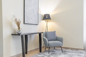 Modern Three Bed Apartment Parking Pool
