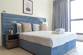 Modern Three Bed Apartment Parking Pool