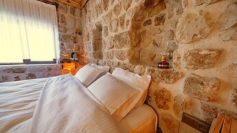 Crassula Cave Hotel