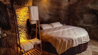 Crassula Cave Hotel