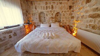 Crassula Cave Hotel
