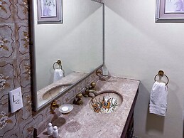 Discover Condesa