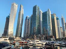 Lux High Rise Marina Apartment