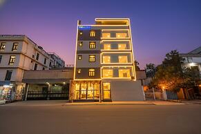 Fabhotel Mona International