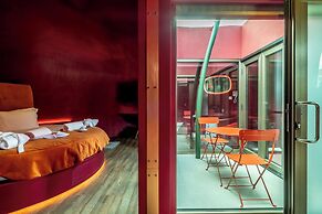 Cherry Sculpture Hotel