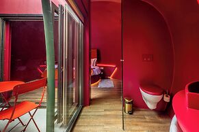 Cherry Sculpture Hotel