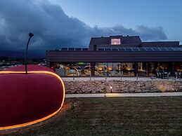 Cherry Sculpture Hotel