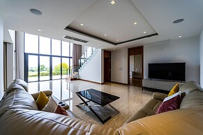 Luxury Mansion On Golf Course - BMG5